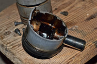 Piston cu cap bombat şi fustă lipsă.