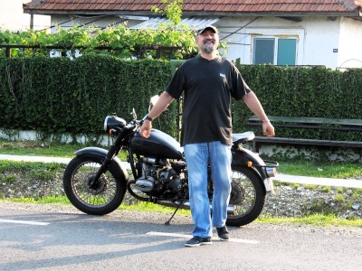 Ivan după o scurtă plimbare matinală prin Bîlteni pe Alioşa, motocicleta Ural M-63 a lui Cicloburu (4.06.2012).