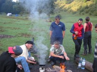 100_0025_IMG.JPG (646.1 KiB) Viewed 61887 times Cătălin, cu bluză albastră și vestă roșie, între Aleko și subsemnatul.