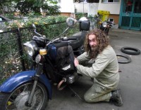 În faţa blocului la Ovidiu, completând uleiul pierdut la revizuirea motorului.<br />Mulţumesc Ciclovidiului pentru oloiul dăruit!