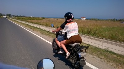 WP_20150807_14_28_05_Pro.jpg (258.38 KiB) Viewed 19972 times N-O SĂ CREZI CE A FĂCUT! Leton duce româncă la gară!